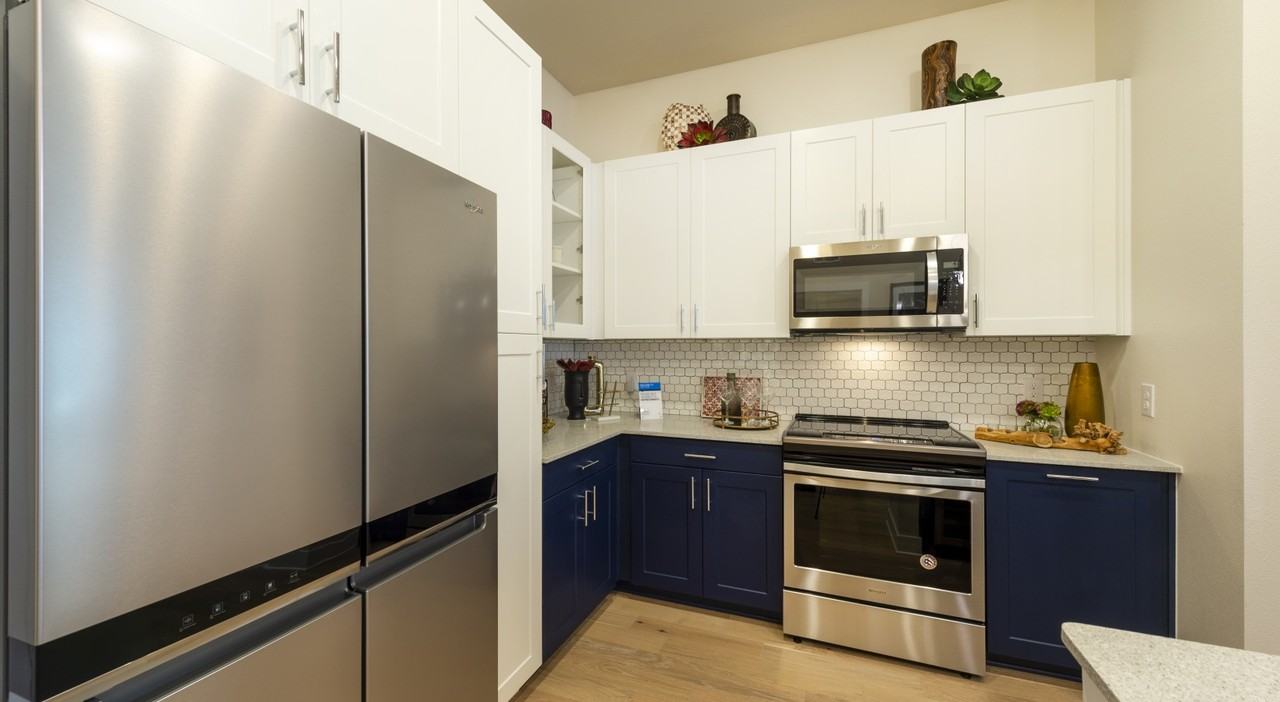 556 W 19th St - Photo 5 of 34