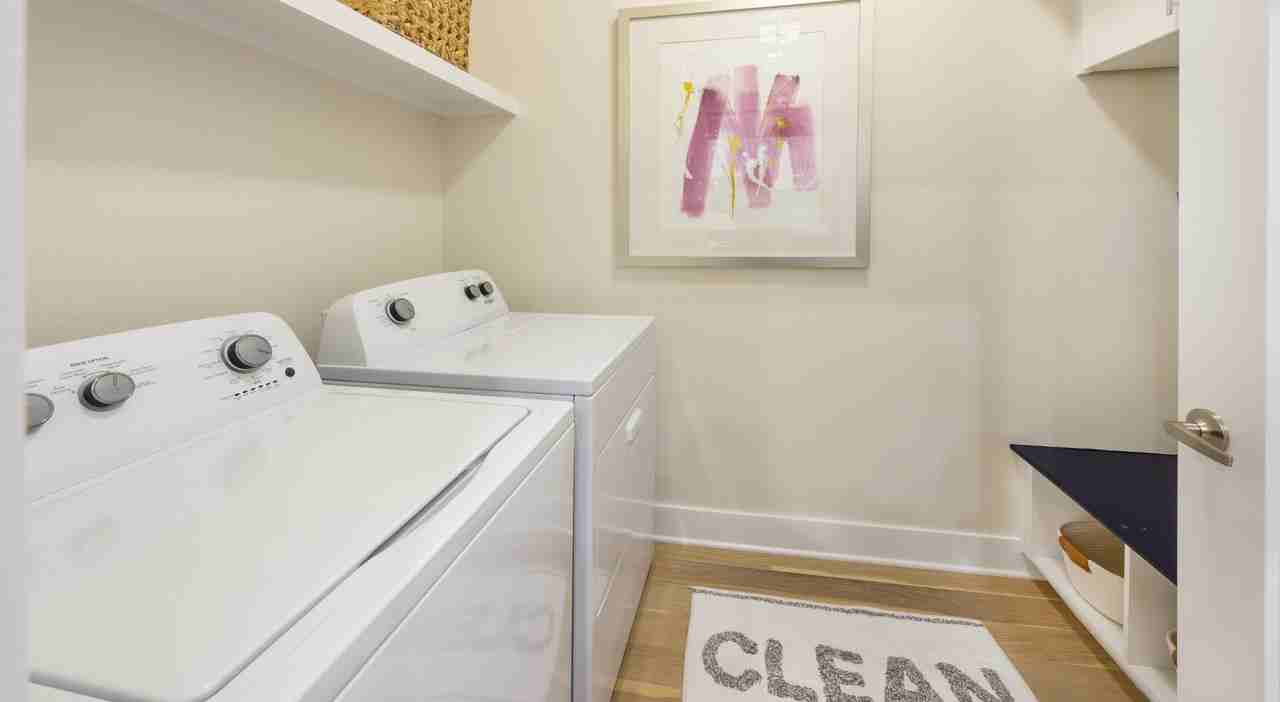 556 W 19th St - Photo 6 of 34