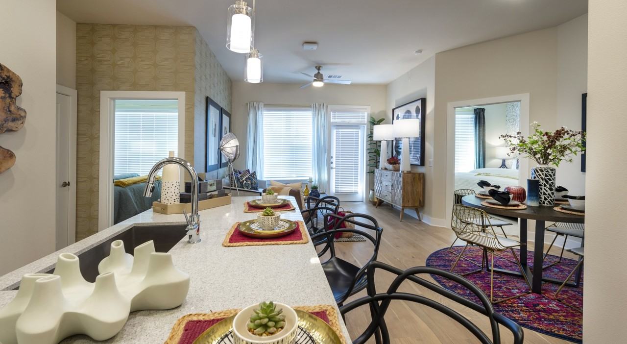 556 W 19th St - Photo 7 of 34