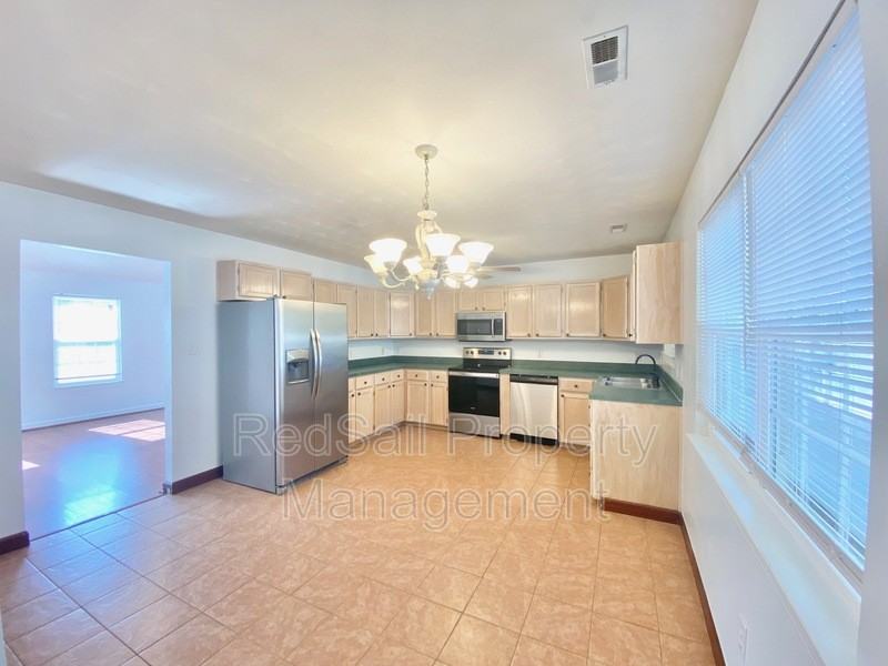 500 Windward Dr - Photo 4 of 20