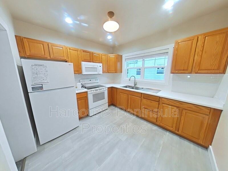 2305 6th St #B - Photo 4 of 10