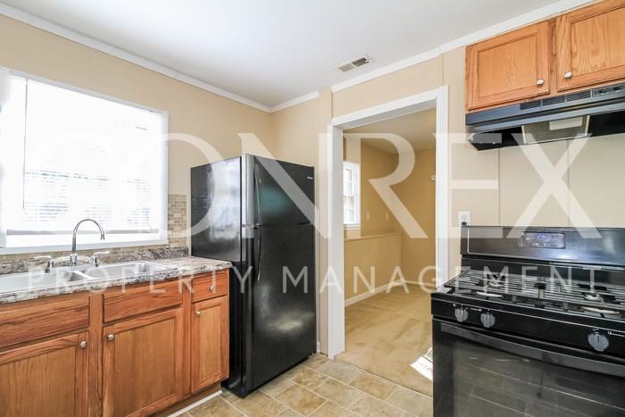 825 Charles Ct - Photo 3 of 9