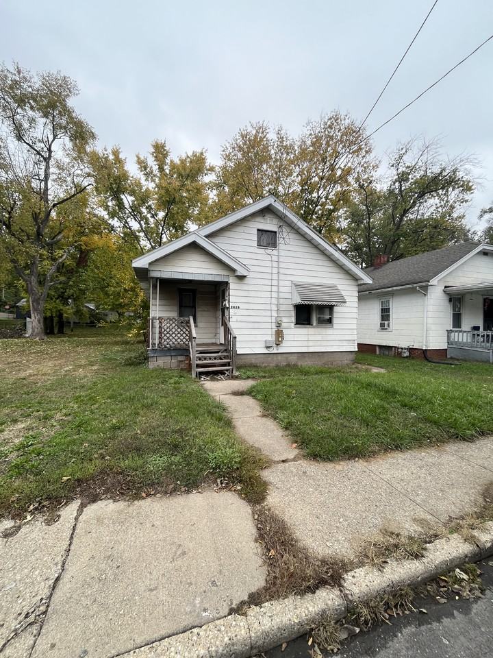 2419 W Howett St NA, Peoria, IL 61605 2 Bedroom House for 500/month