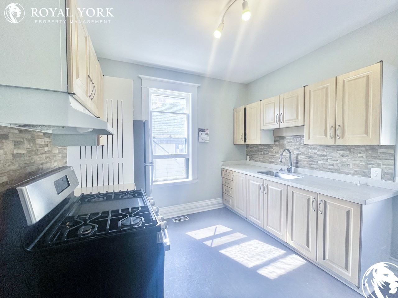 168 Tecumseh Ave E - Photo 2 of 27