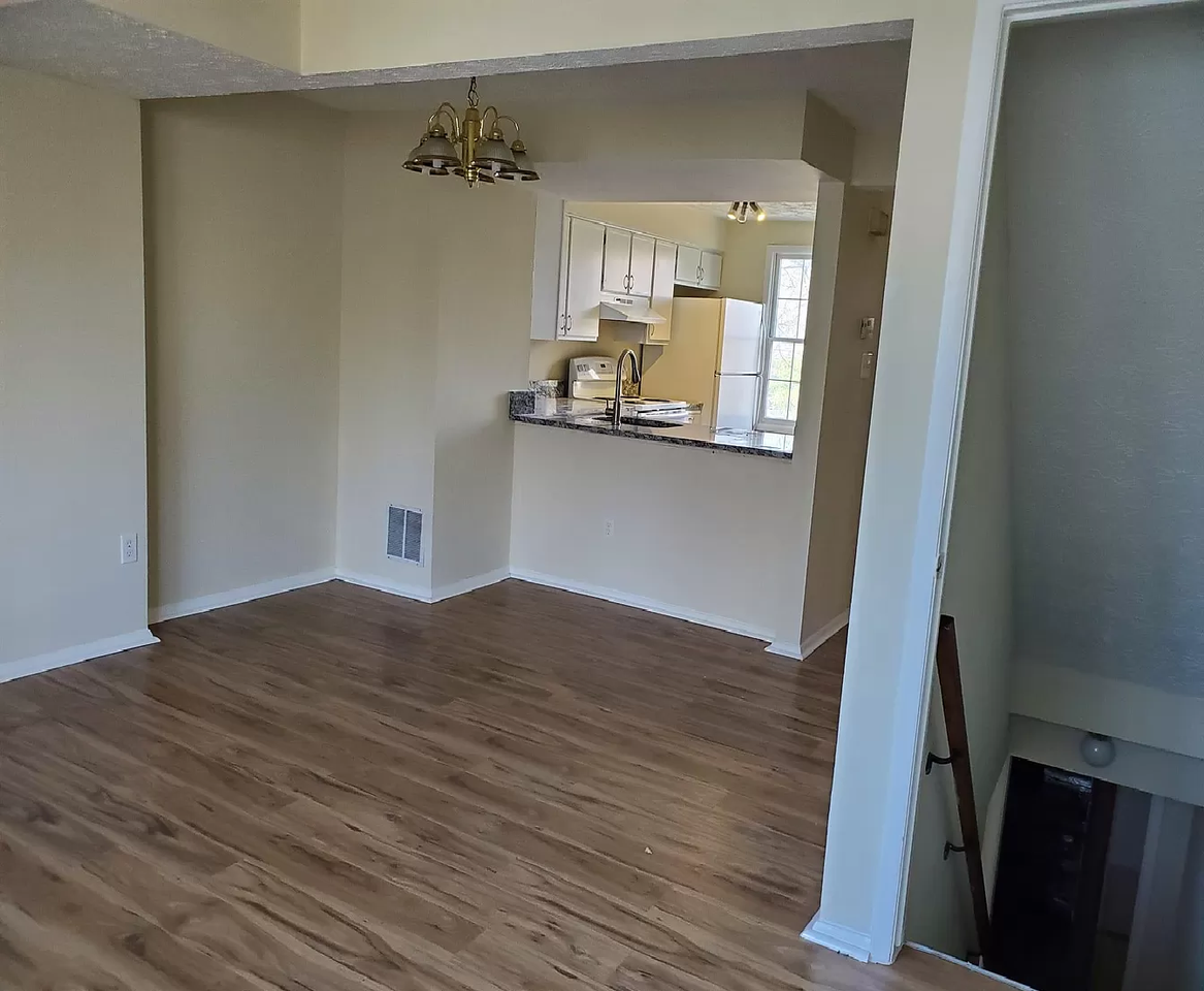 2865 Middleboro Dr - Photo 2 of 7