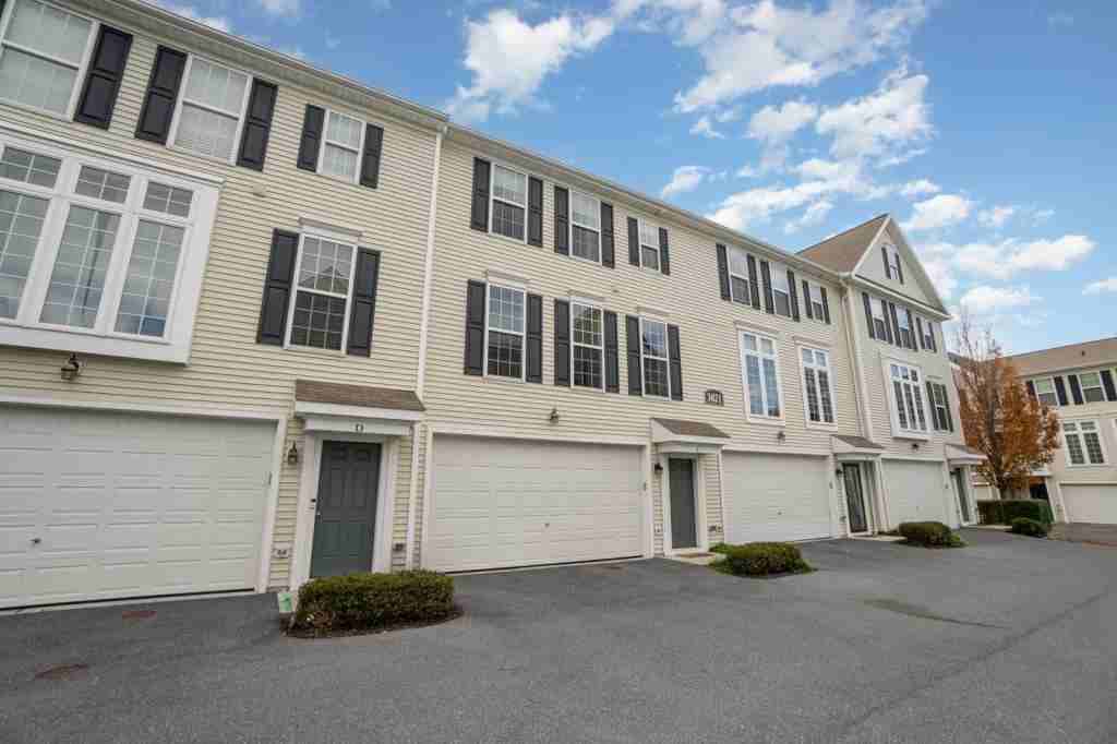 3021 Meridian Cmns, Mechanicsburg, PA 17055 3 Bedroom House for 2,250