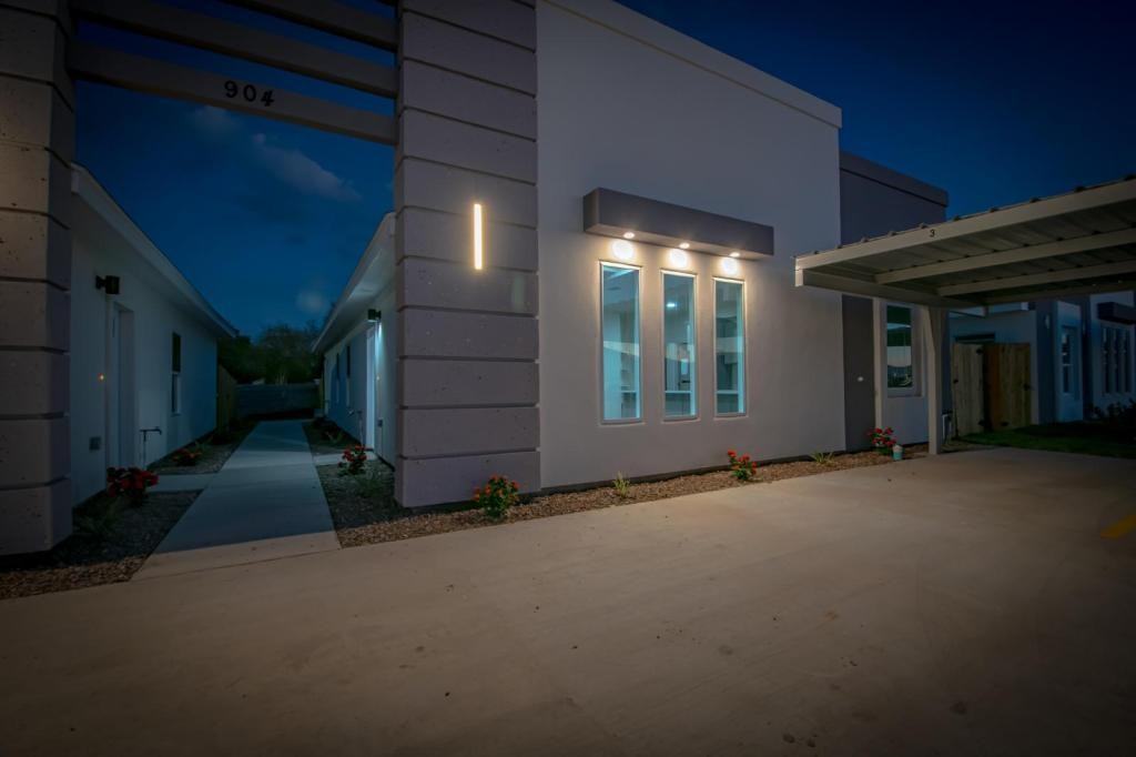 904 N Spruce St #1 - Photo 3 of 26