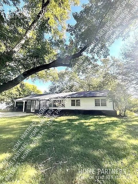 1721 S 116th St - Photo 2 of 9