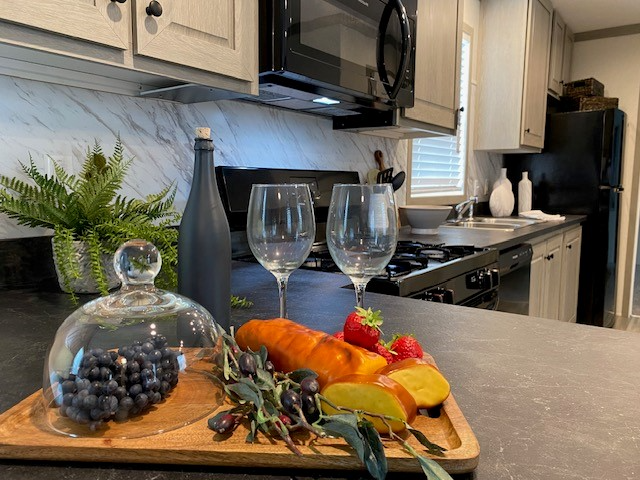 1082 Hemlock Dr - Photo 2 of 12