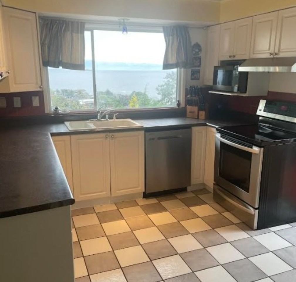 40 King Terr 1, Victoria, BC V8S 2J9 3 Bedroom House for 3,985