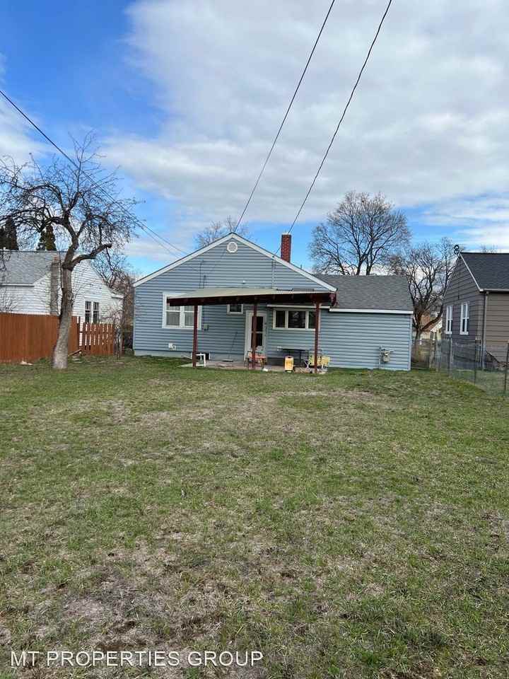 225 Mount Ave - Photo 2 of 10