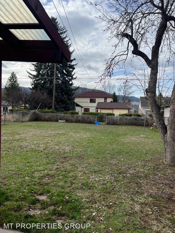 225 Mount Ave - Photo 3 of 10