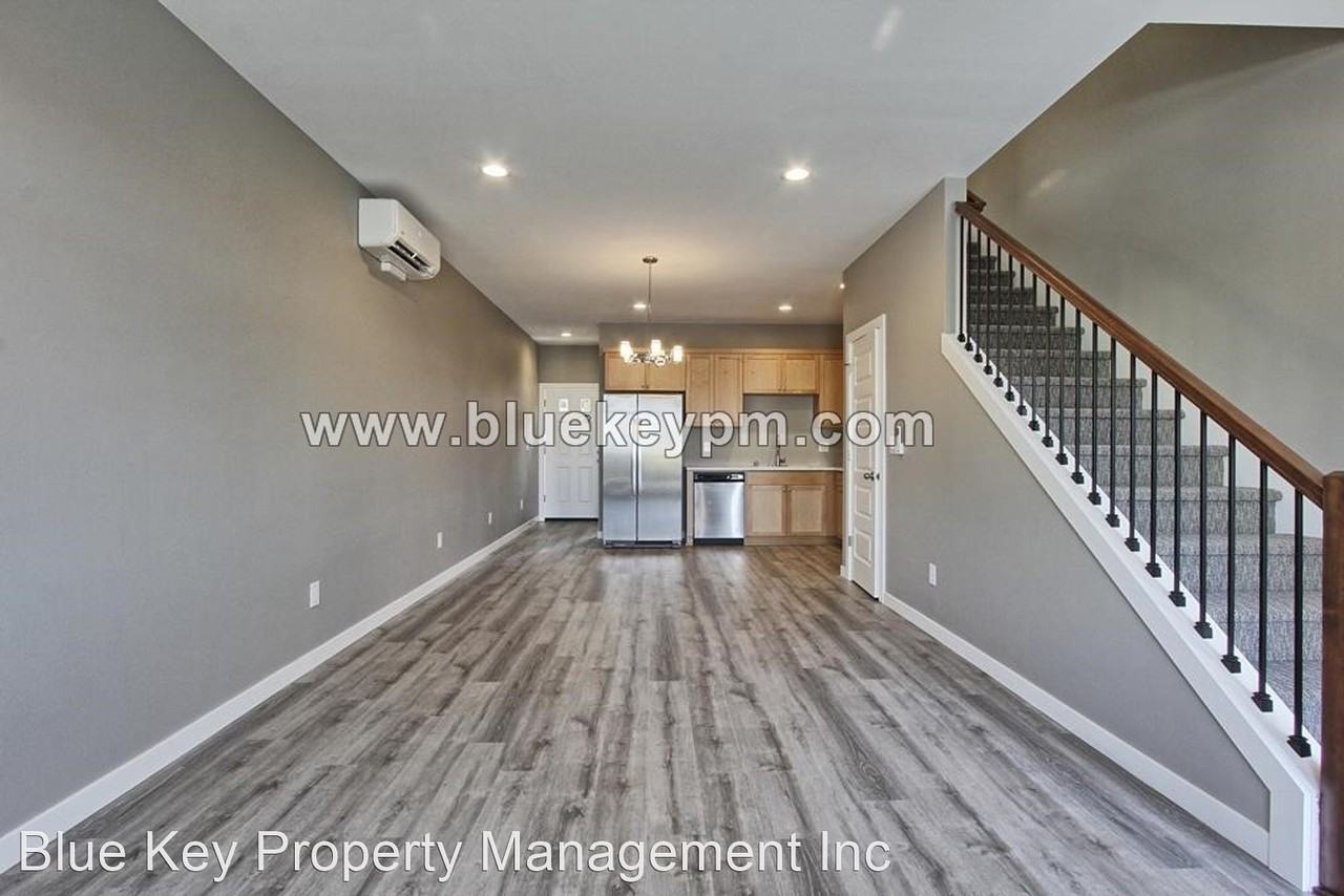 2713 Broadway St - Photo 3 of 13