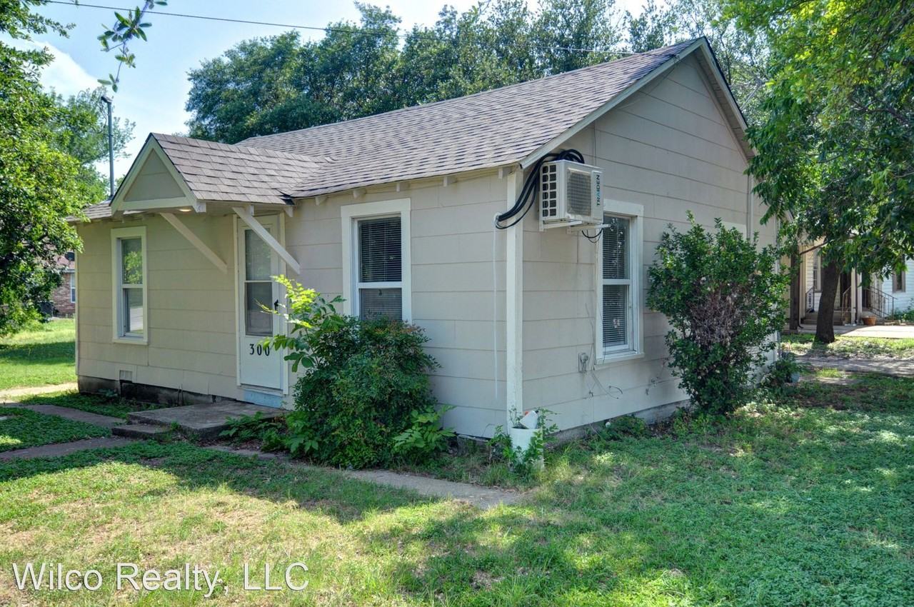300 Meadow Park Dr - Photo 2 of 25