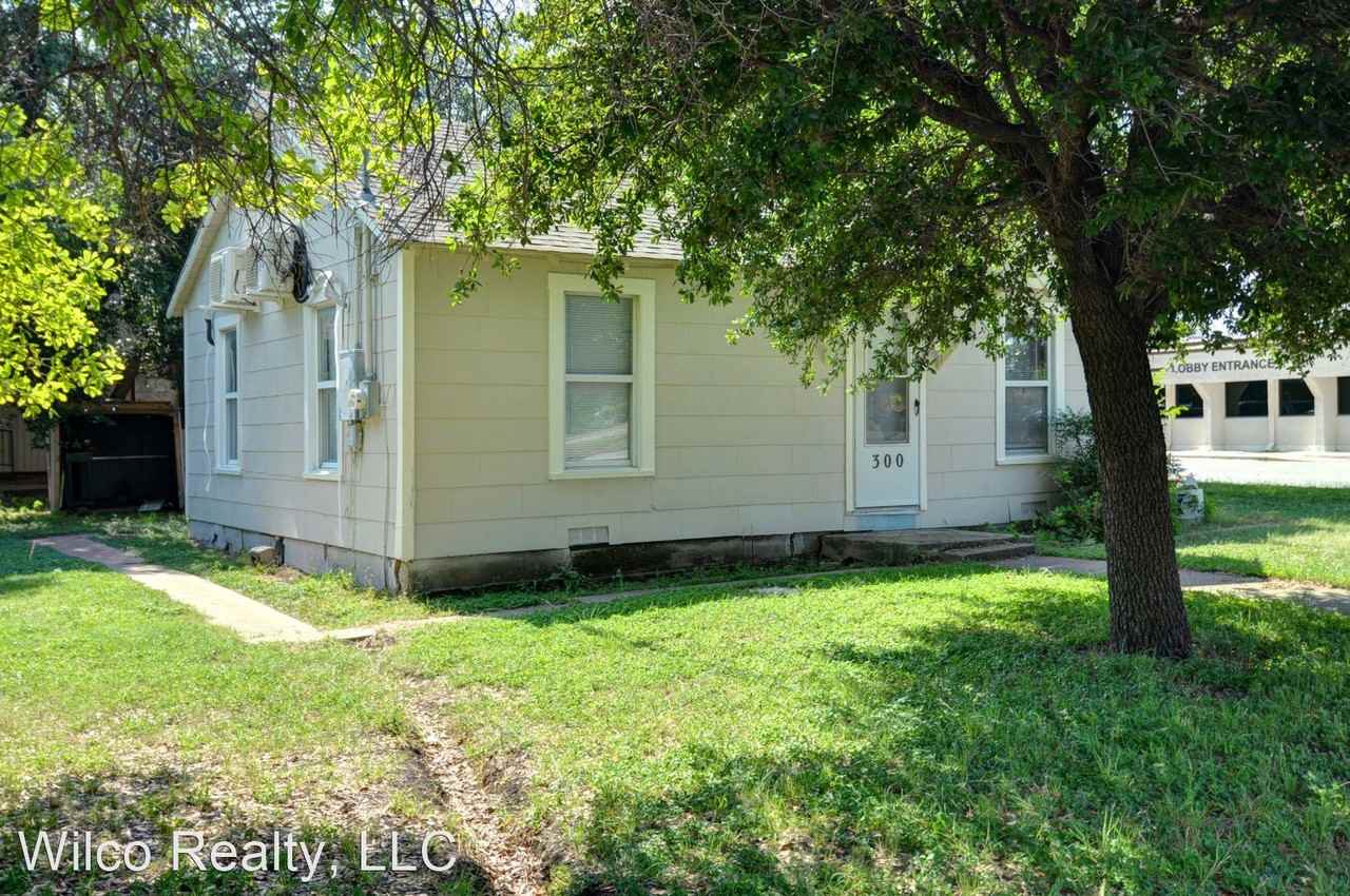 300 Meadow Park Dr - Photo 3 of 25