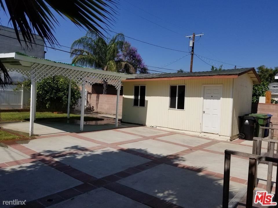 11059 Califa St - Photo 2 of 10