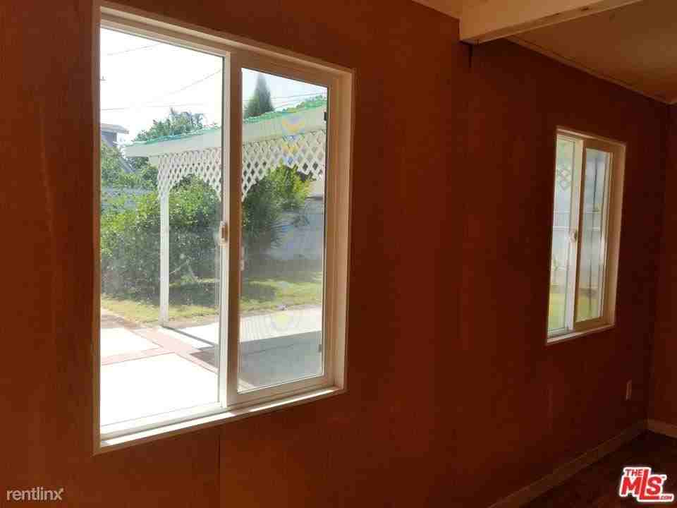 11059 Califa St - Photo 3 of 10