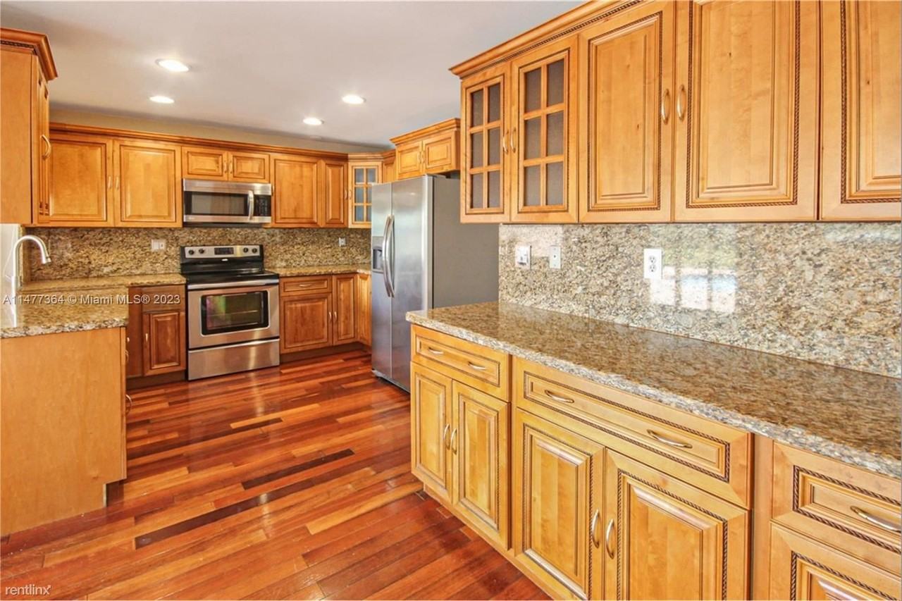 16619 Waters Edge Dr - Photo 3 of 18