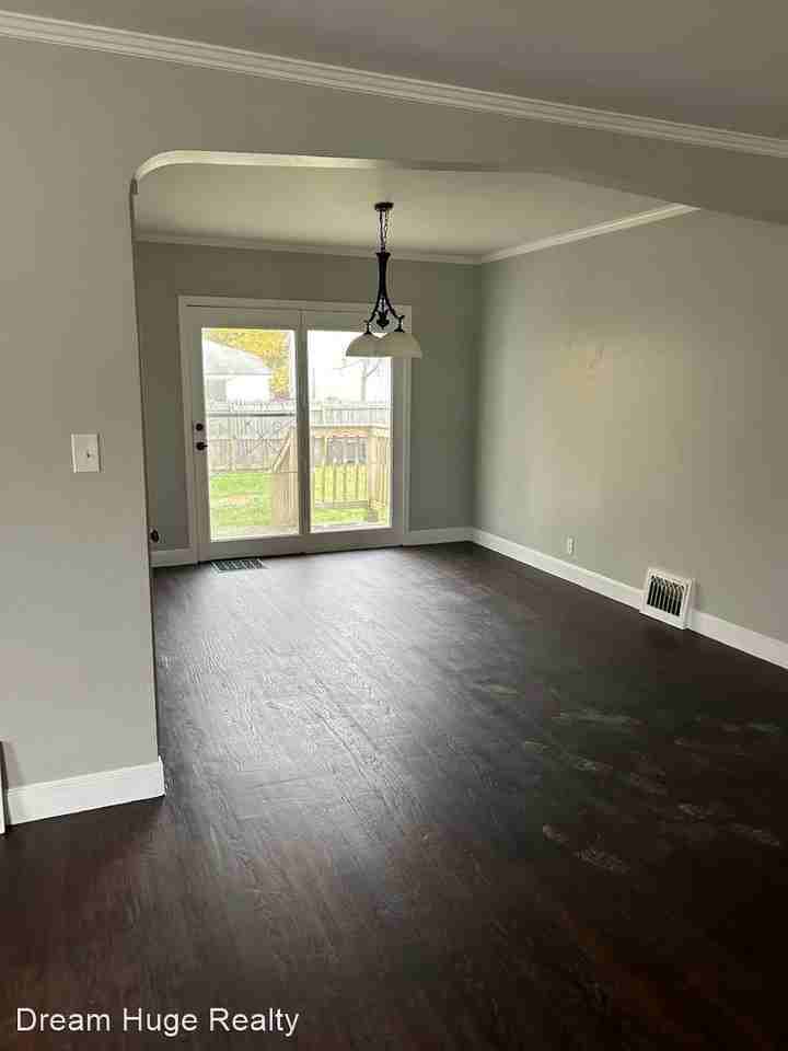 169 Sturges Ave - Photo 3 of 10