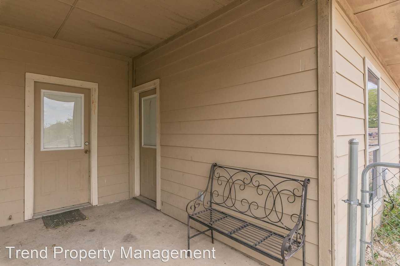 121 Collett Ct - Photo 3 of 34