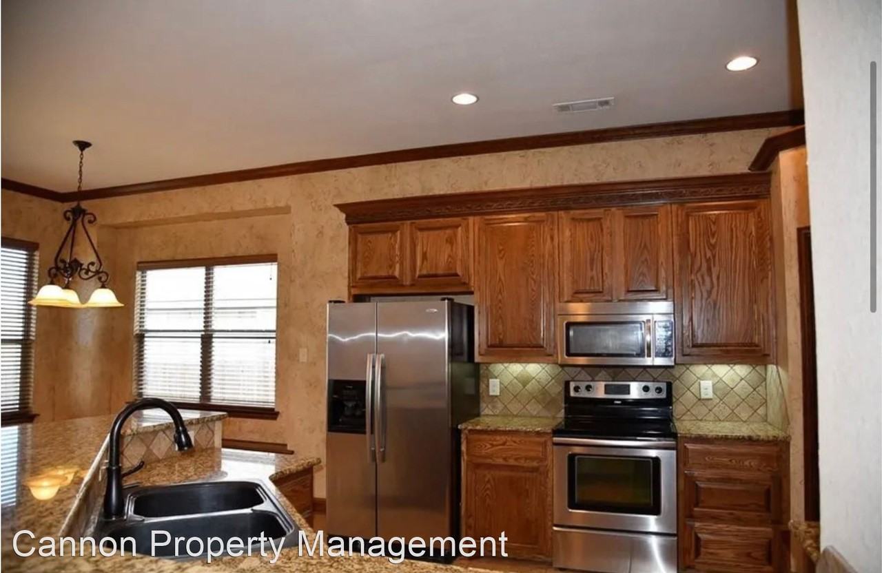 324 College Ct - Photo 3 of 15