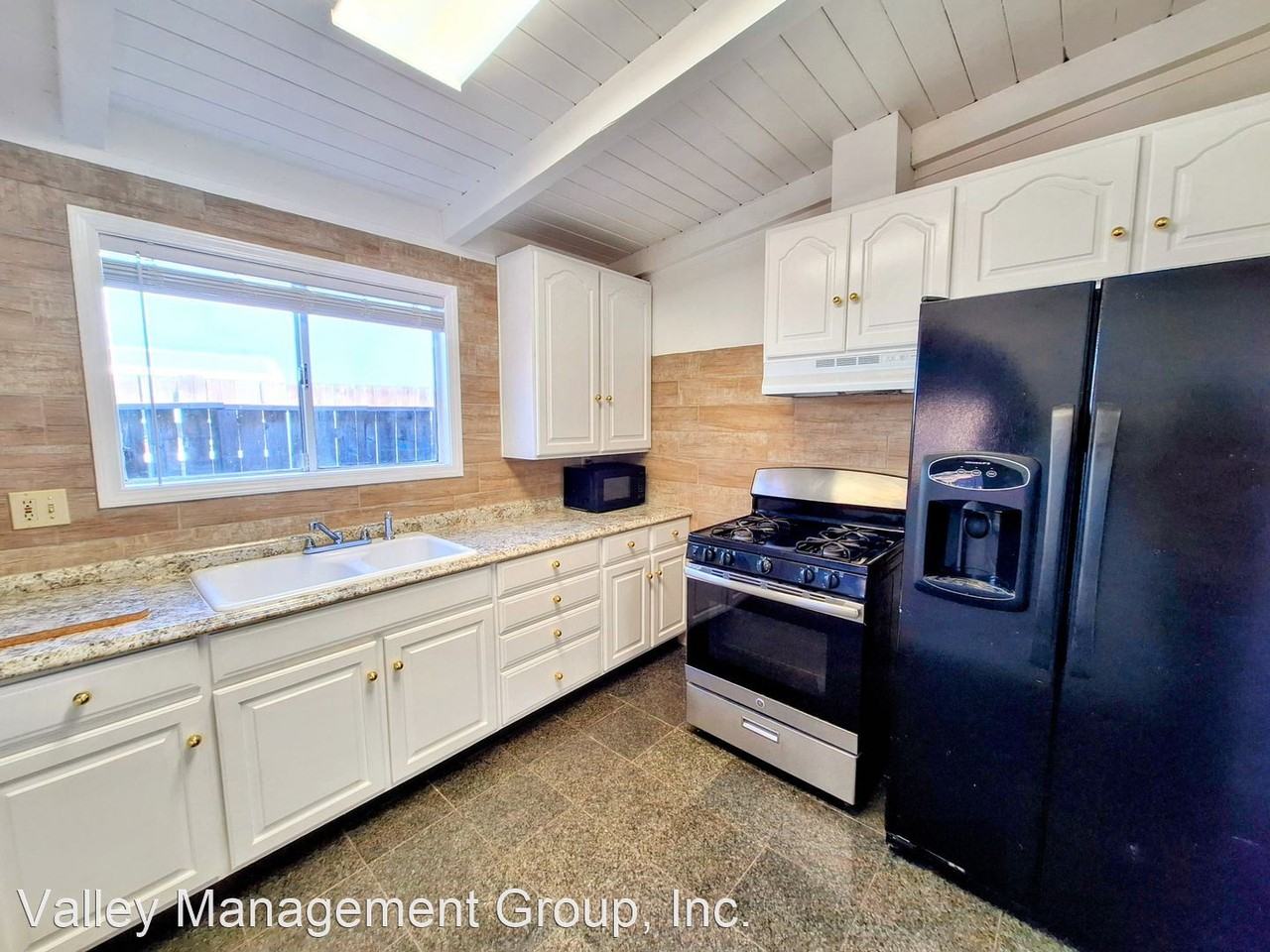 2568 Illinois St - Photo 2 of 25