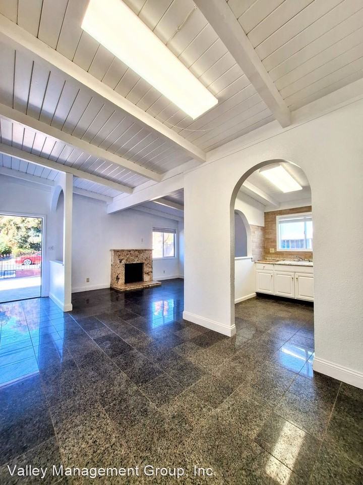 2568 Illinois St - Photo 3 of 25