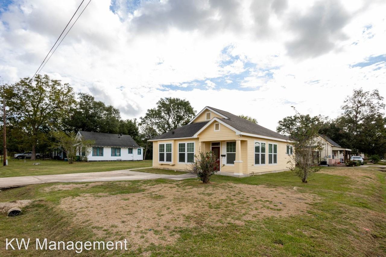 2097 Hegele St - Photo 2 of 30