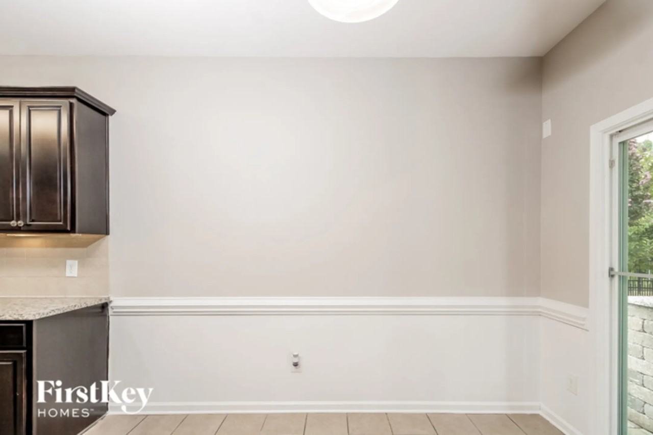 2675 Lamplight Cir - Photo 3 of 12