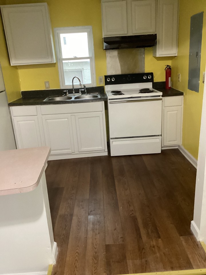 952 Walnut St - Photo 3 of 14