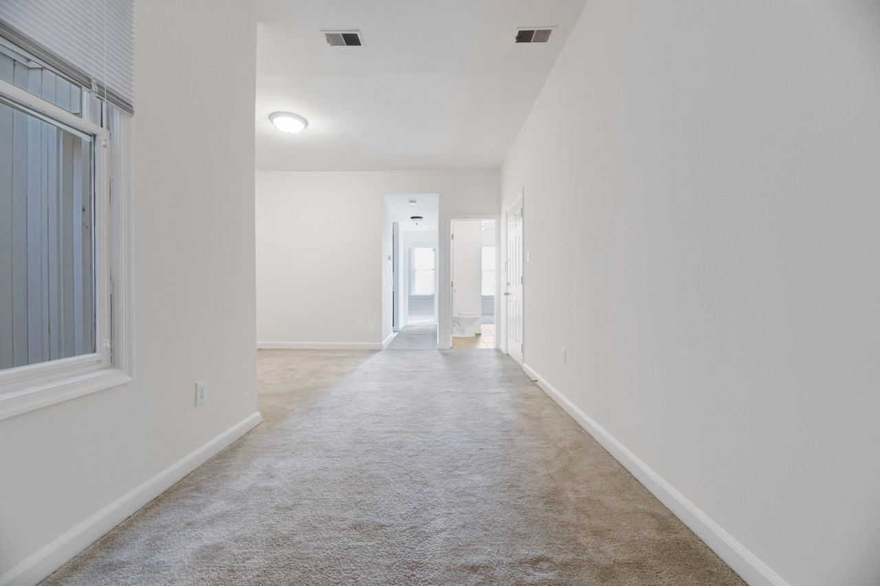 650 D St Se - Photo 3 of 12