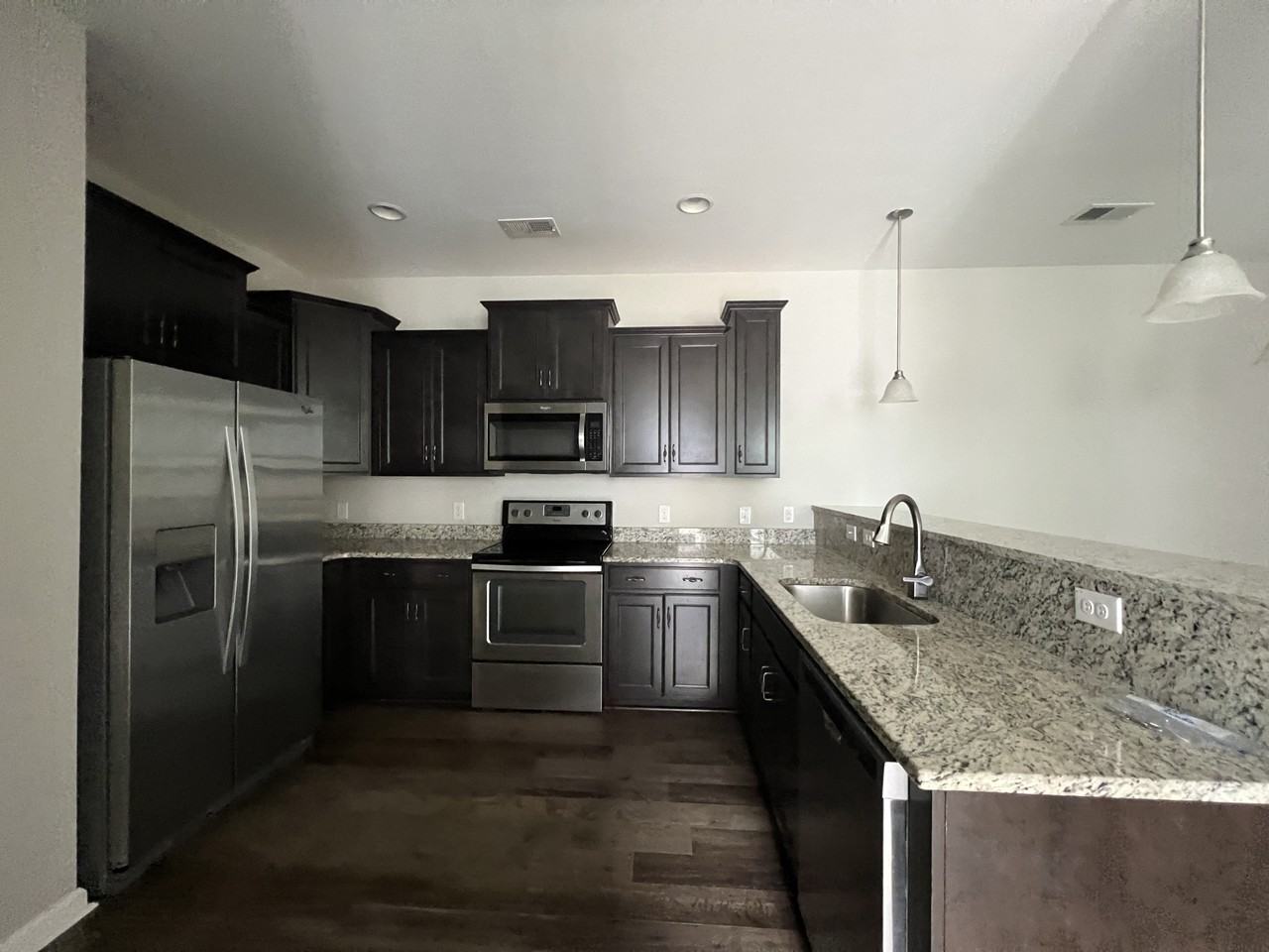 828 Winthrop St #B - Photo 2 of 11