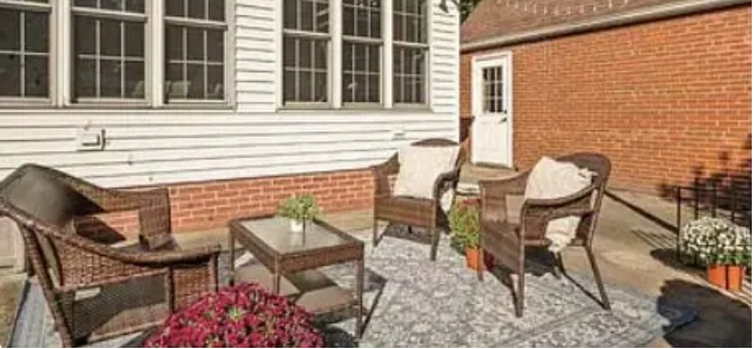 8517 Northcote Ave - Photo 2 of 9