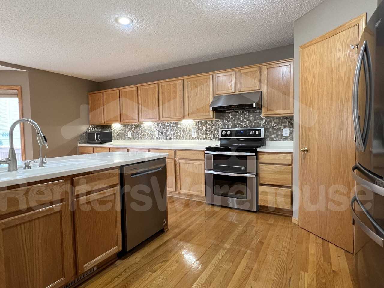 16024 Kennard Ct - Photo 2 of 10