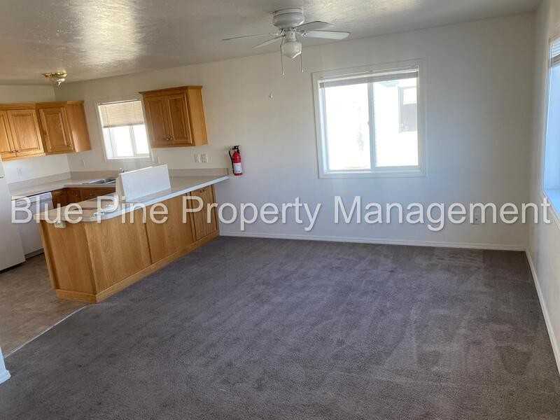 952 Anne St #4 - Photo 2 of 8