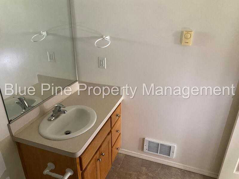 952 Anne St #4 - Photo 7 of 8