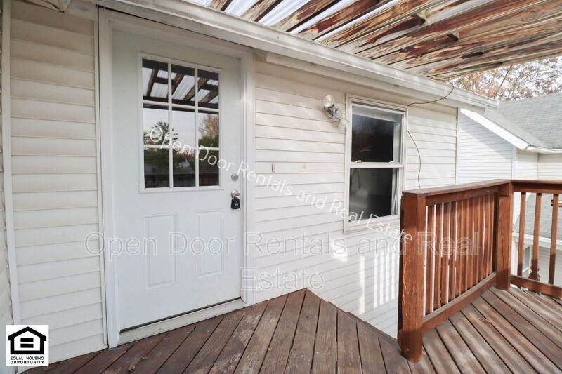 300 1/2 E King St - Photo 2 of 8