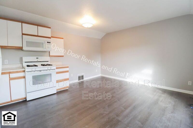 300 1/2 E King St - Photo 3 of 8