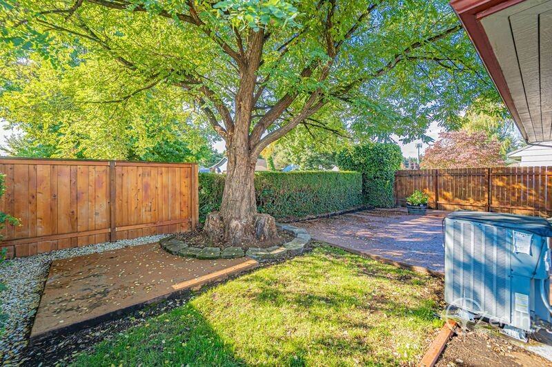 2502 Fairmount Ave - Photo 5 of 33