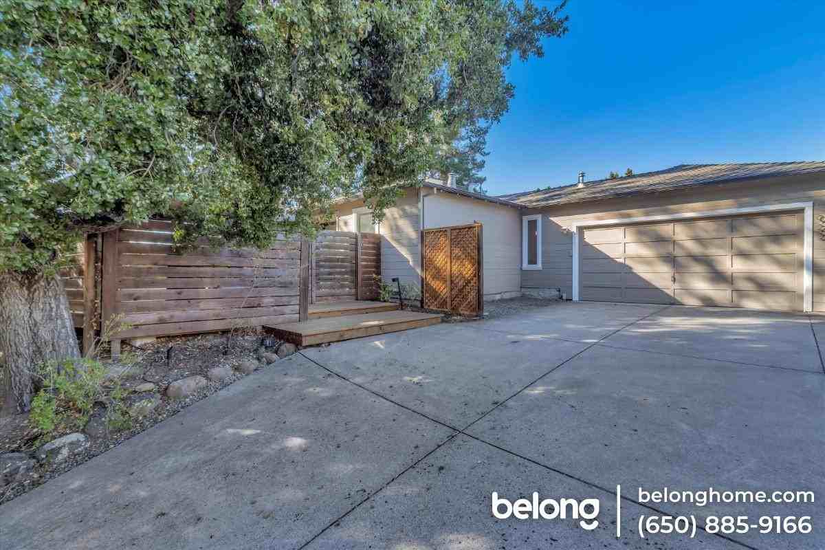 923 Janet Ln - Photo 2 of 20