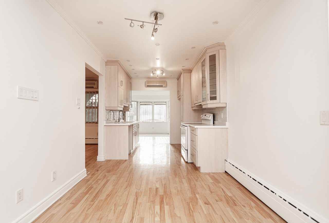 Avenue Sainte-Croix #1010 - Photo 3 of 10