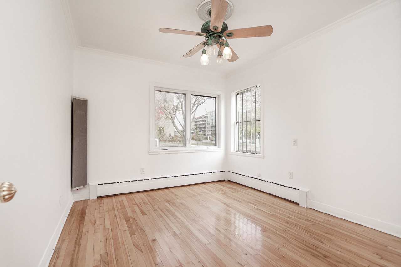 Avenue Sainte-Croix #1010 - Photo 5 of 10