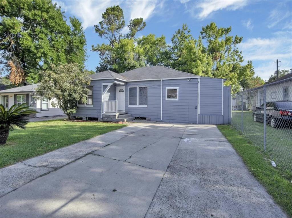 703 E Adoue St - Photo 2 of 9