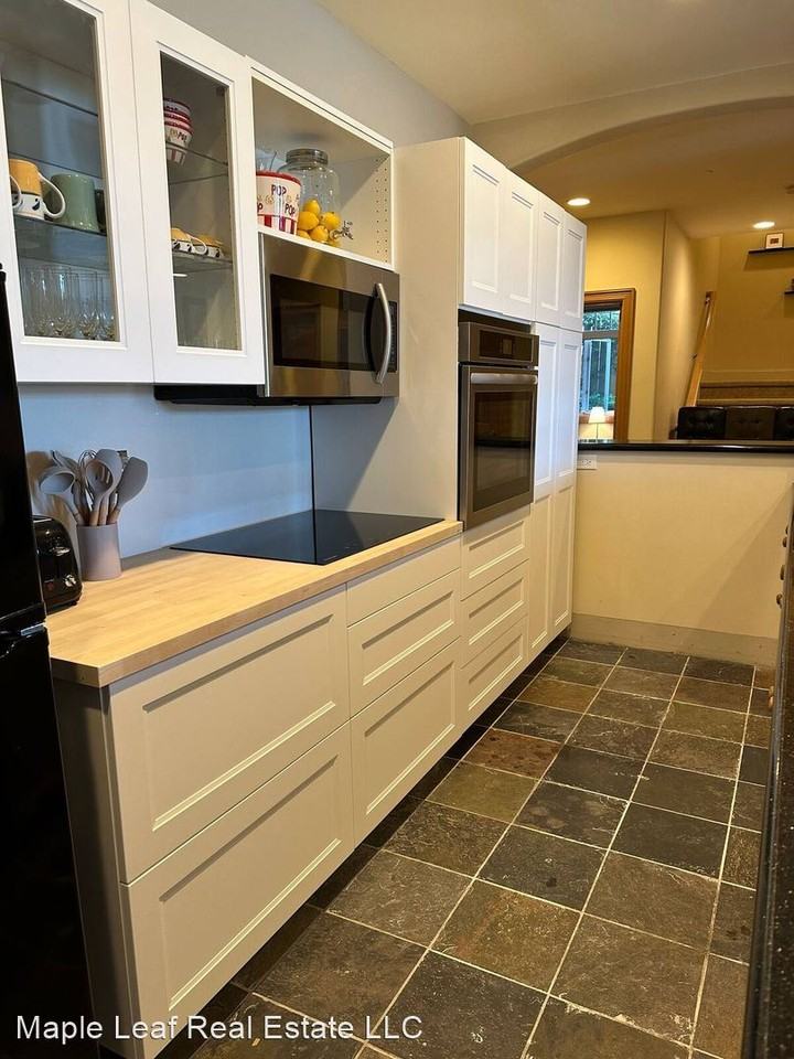 636 Lake Sammamish Ln Ne - Photo 3 of 17