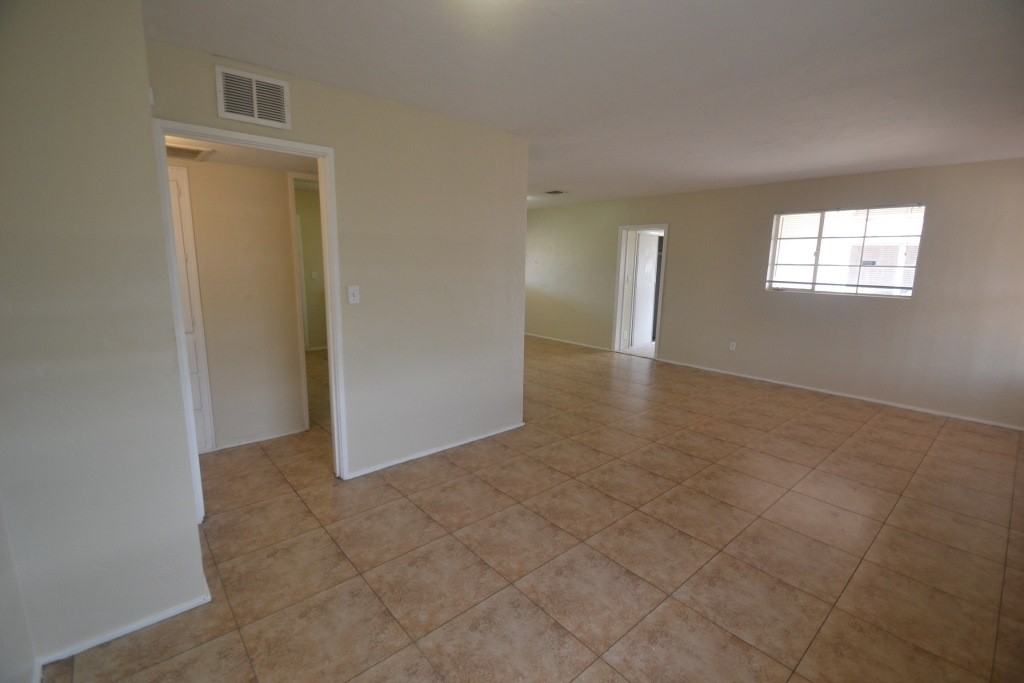 4231 N 31st Ave - Photo 3 of 8