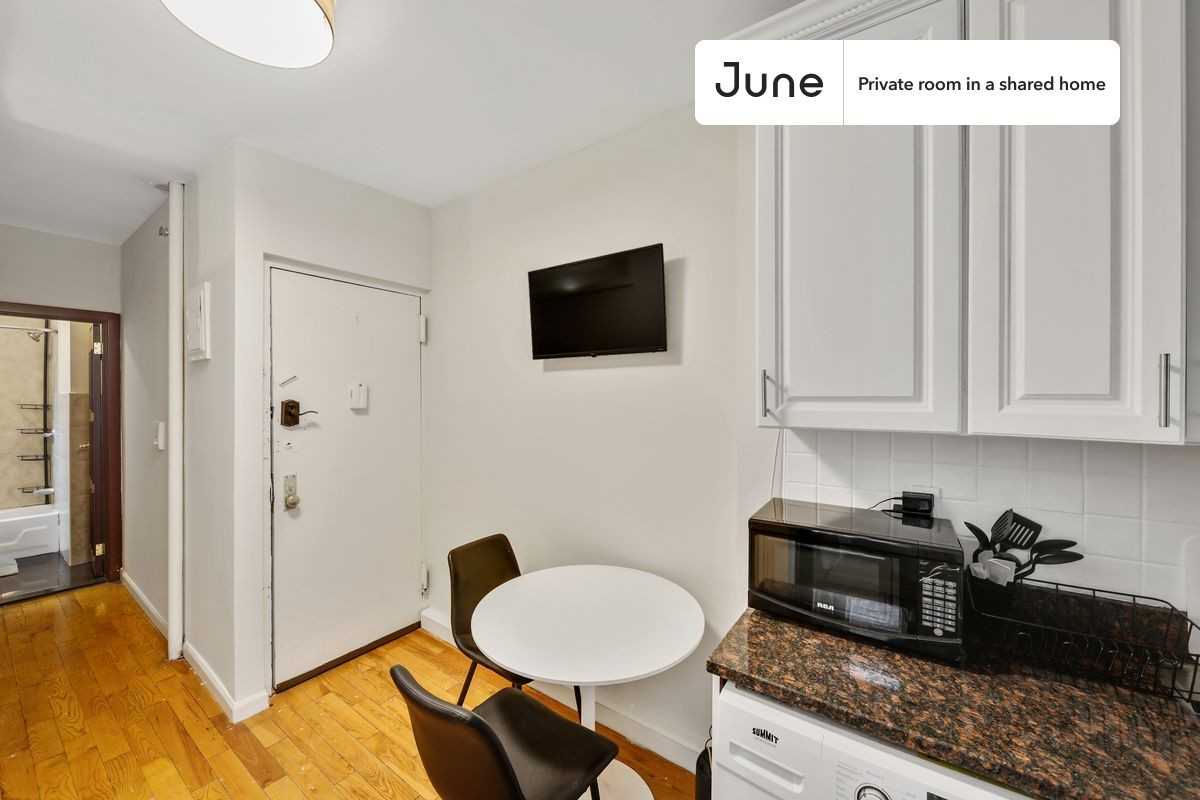 205 W 109th St #C - Photo 5 of 8