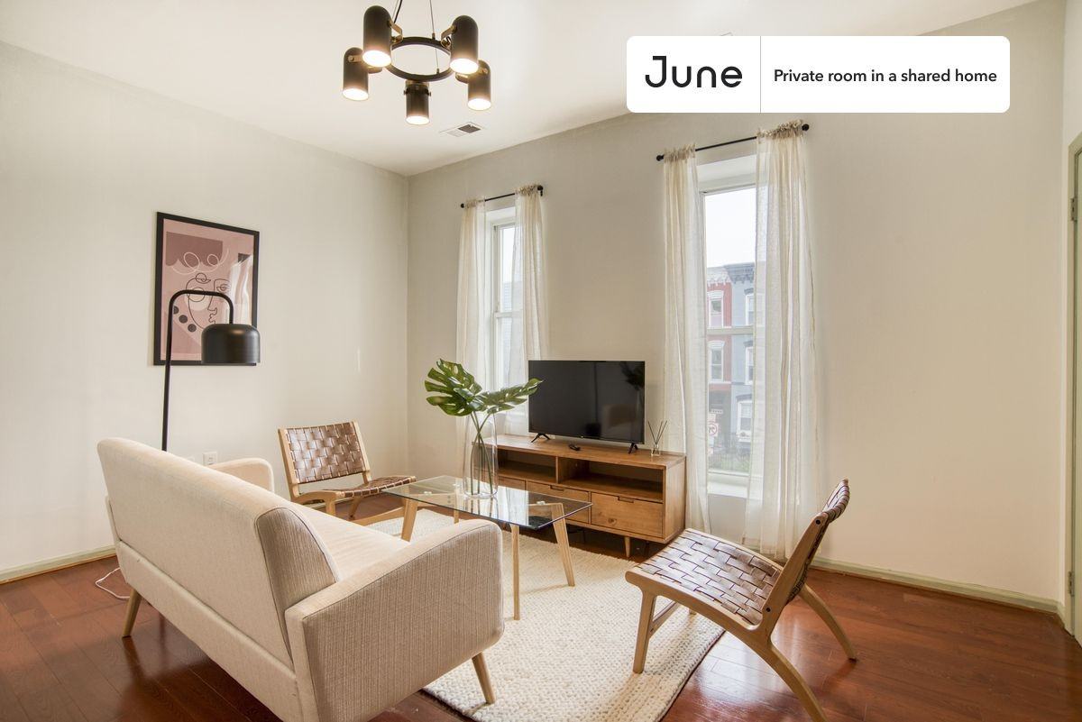 1022 6th St Ne #C - Photo 2 of 11