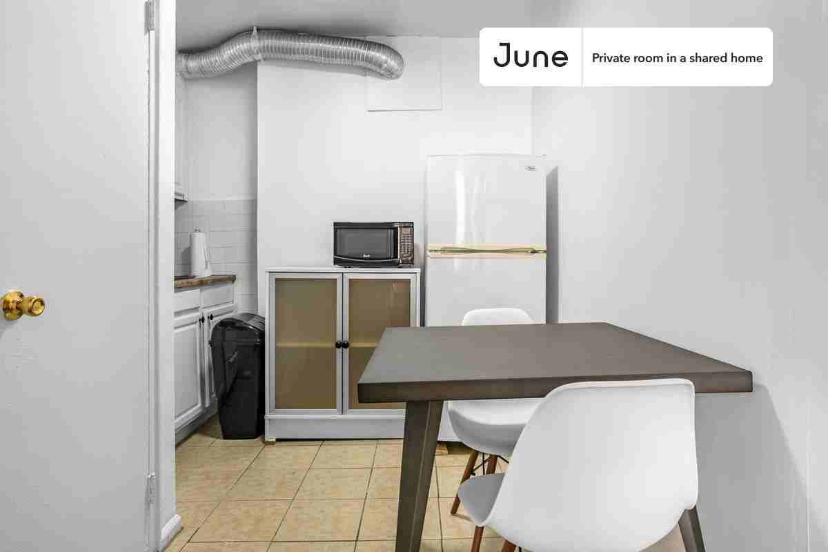 243 E Broadway #B - Photo 7 of 12