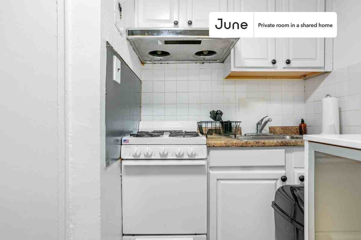 243 E Broadway #C - Photo 6 of 10