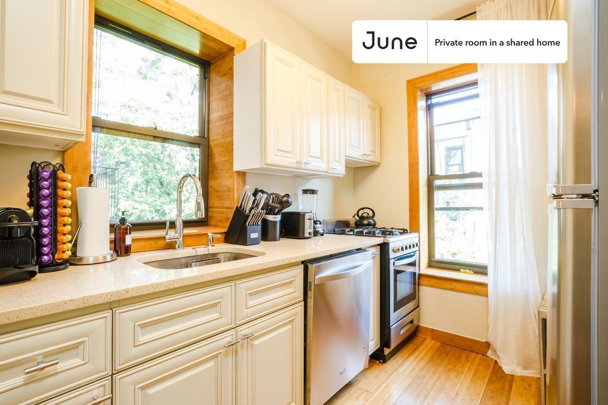 439 W 48th St #A - Photo 7 of 9